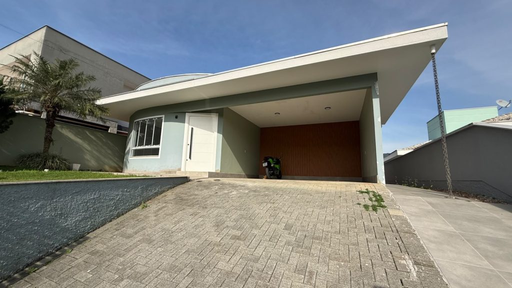 Casa com Piscina – Loteamento Colina Verde – Indaial/SC